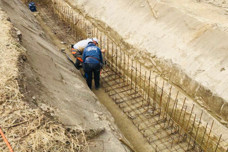 Stavebný denník - zoznam / Realizačné oddelenie: Oporný múr budúceho jazierka - foto Stavebný denník - zoznam / Realizačné oddelenie: Oporný múr budúceho jazierka - foto