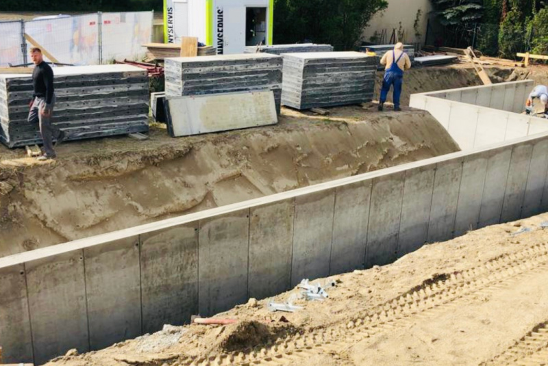 Stavebný denník - zoznam / Realizačné oddelenie: Oporný múr budúceho jazierka - foto Stavebný denník - zoznam / Realizačné oddelenie: Oporný múr budúceho jazierka - foto