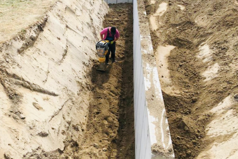 Stavebný denník - zoznam / Realizačné oddelenie: Oporný múr budúceho jazierka - foto Stavebný denník - zoznam / Realizačné oddelenie: Oporný múr budúceho jazierka - foto