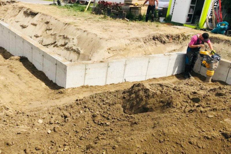 Stavebný denník - zoznam / Realizačné oddelenie: Oporný múr budúceho jazierka - foto Stavebný denník - zoznam / Realizačné oddelenie: Oporný múr budúceho jazierka - foto