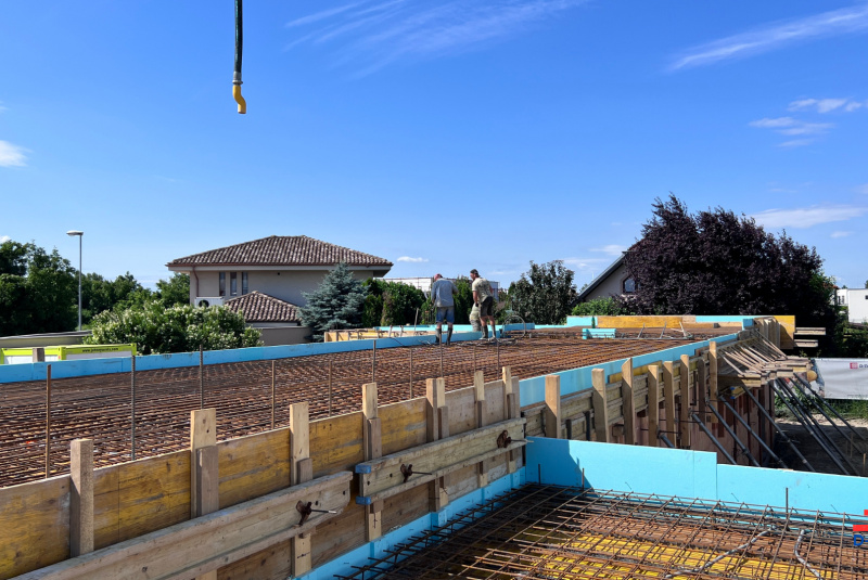 Stavebný denník - zoznam / Realizačné oddelenie: Betónujeme stropnú dosku projektu stavby rodinného domu CUR23 Kittsee, Rakúsku - foto