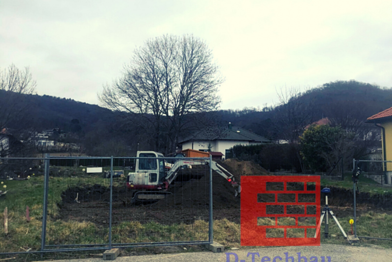 Stavba domu v Rakúsku - RD Polj21 Hainburg an der Donau - Odstránenie ornice a odkopávka Stavba domu v Rakúsku - RD Polj21 Hainburg an der Donau - Odstránenie ornice a odkopávka