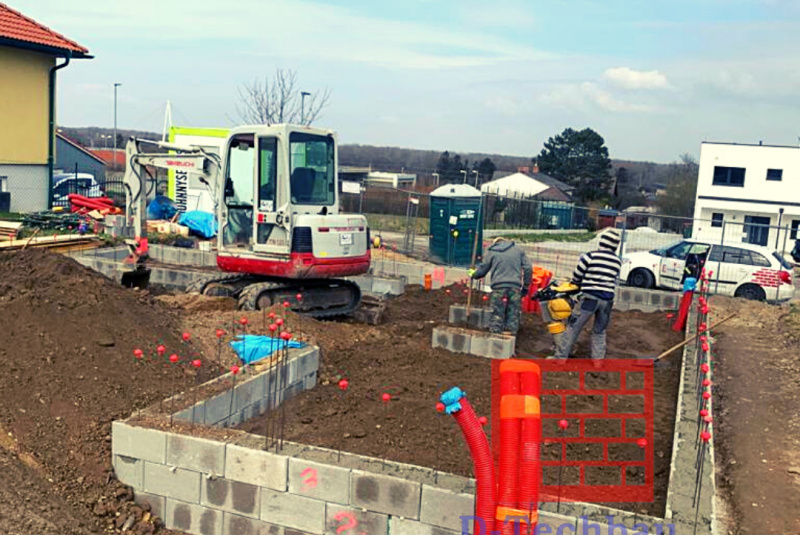 Stavba domu v Rakúsku - RD Polj21 Hainburg an der Donau - Zhutnený spätný zásyp Stavba domu v Rakúsku - RD Polj21 Hainburg an der Donau - Zhutnený spätný zásyp