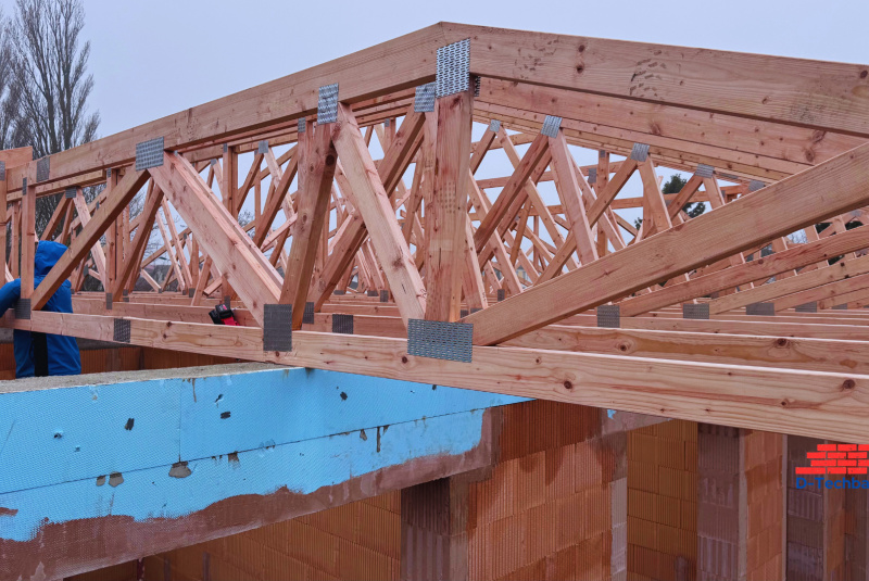 Stavebná firma Pama, Rakúsko RD IVA25 Montáž väzníkového krovu šikmej strechy (foto 1)