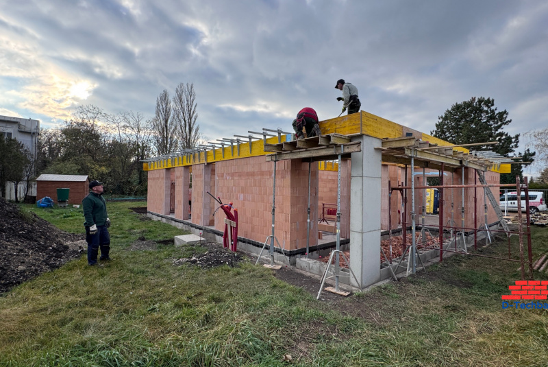 Debnenie a výstuž venca (foto 1.) Debnenie a výstuž venca (foto 1.)