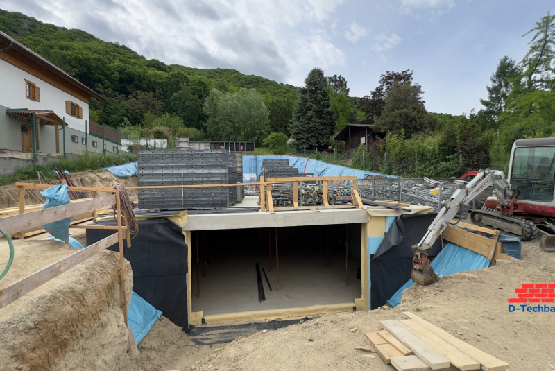 Stavebná firma Hainburg, Rakúsko RD MAS25 Montáž debnenia a oceľovej výstuže nosných stien (foto 2)