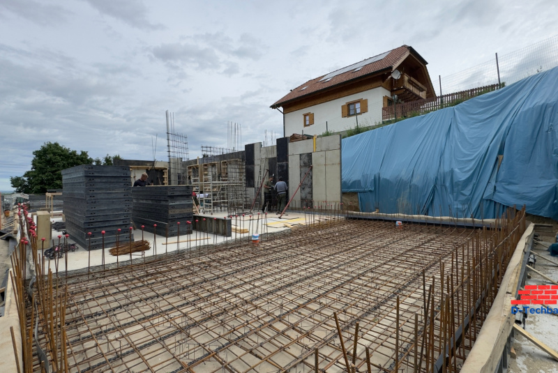 Stavebná firma Hainburg, Rakúsko RD MAS25 Montáž debnenia a oceľovej výstuže nosných stien (foto 3)