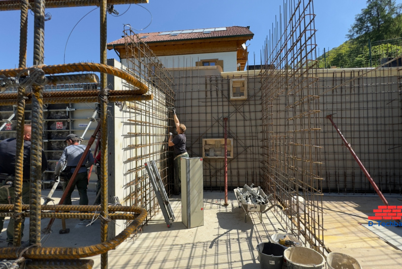 Stavebná firma Hainburg, Rakúsko RD MAS25 Montáž debnenia a oceľovej výstuže nosných stien (foto 4) Stavebná firma Hainburg, Rakúsko RD MAS25 Montáž debnenia a oceľovej výstuže nosných stien (foto 4)