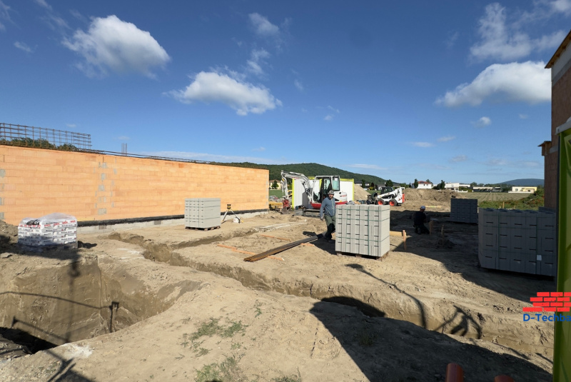 Stavebná firma Berg, Rakúsko RD SKA26 Výkop základových pásov (foto 1) Stavebná firma Berg, Rakúsko RD SKA26 Výkop základových pásov (foto 1)