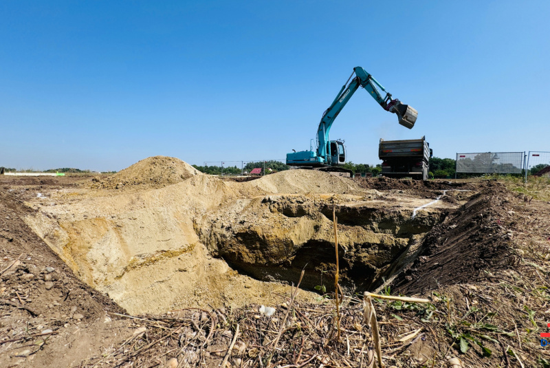 Stavba domu v Rakúsku RD DZI24, Gattendorf, Výkop jamy pre pivnicu Stavba domu v Rakúsku RD DZI24, Gattendorf, Výkop jamy pre pivnicu