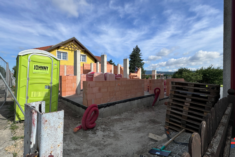 Stavba domu v Rakúsku RD LEN24, Wolfsthal, Murovanie prvého nadzemného podlažia 01. Stavba domu v Rakúsku RD LEN24, Wolfsthal, Murovanie prvého nadzemného podlažia 01.