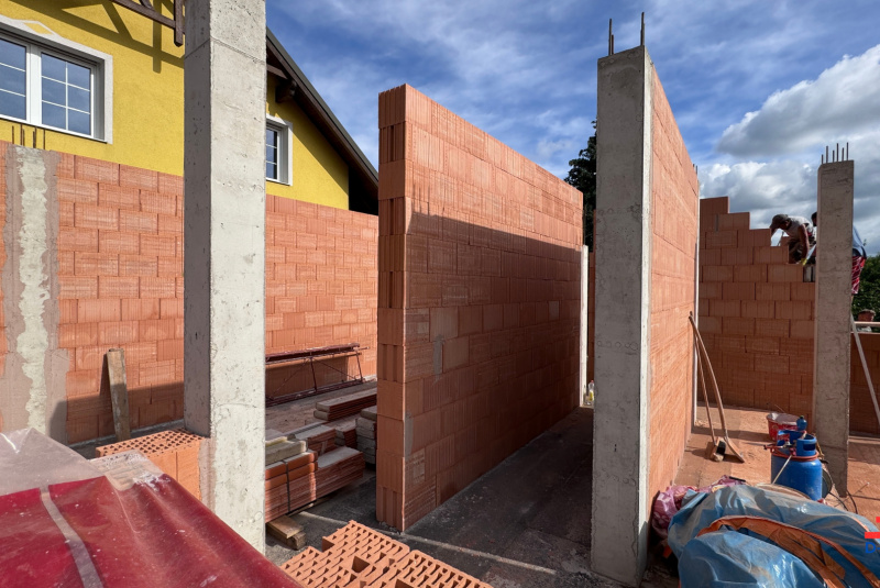 Stavba domu v Rakúsku RD LEN24, Wolfsthal, Železobetónové stĺpy 01. Stavba domu v Rakúsku RD LEN24, Wolfsthal, Železobetónové stĺpy 01.