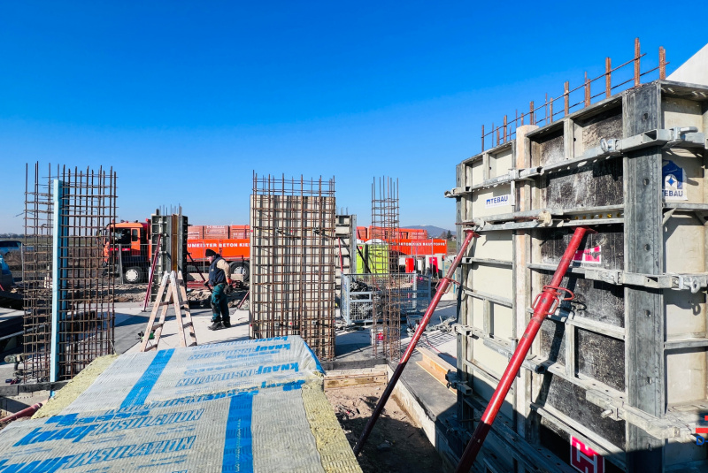 Stavba domu v Rakúsku RD SOM23, Kittsee (Debnenie železobetónových stĺpov a stien) Stavba domu v Rakúsku RD SOM23, Kittsee (Debnenie železobetónových stĺpov a stien)